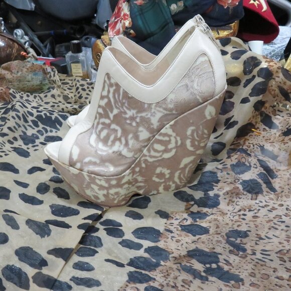 Nicholas Kirkwood Tan Nude Italian Leather & Floral Velvet Lace Platform Wedge 6 - Picture 2 of 16